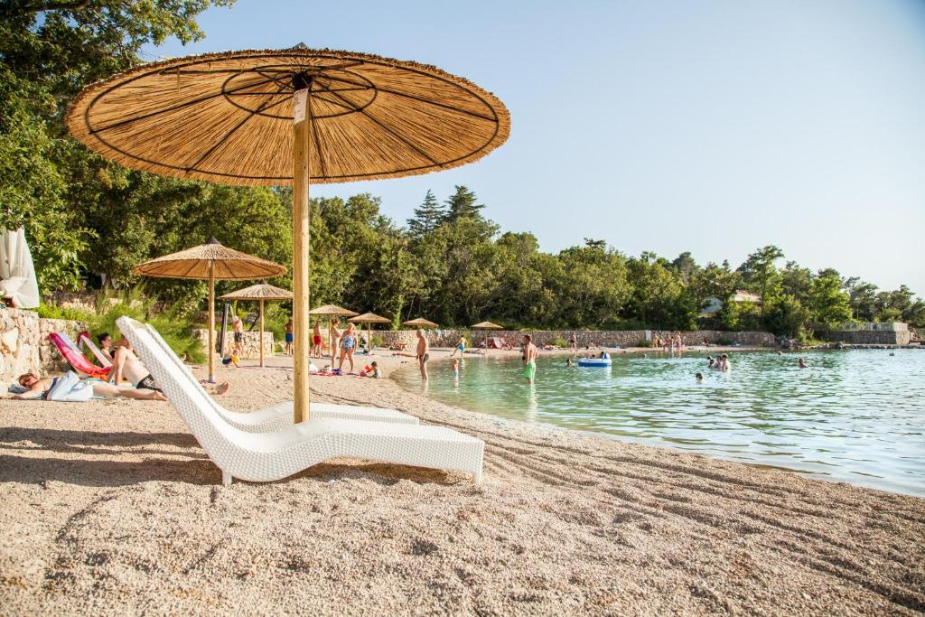 科里米诺克尔克移动之家假日公园的海滩上,有遮阳伞和椅子,水里的人
