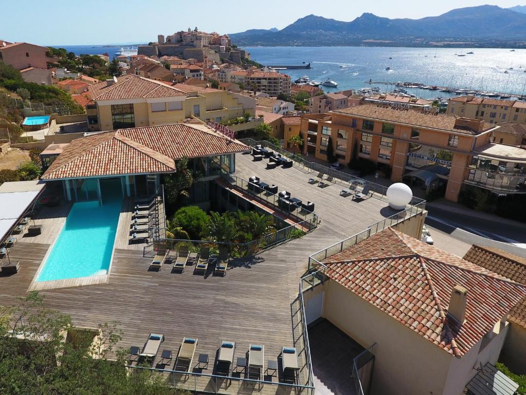 卡尔维马里亚纳酒店的享有带游泳池的度假村的空中景致