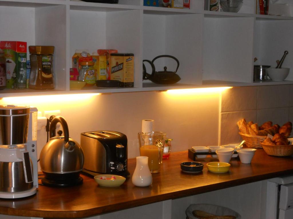 卡尚杜可多酒店的厨房柜台配有咖啡壶和一些食物