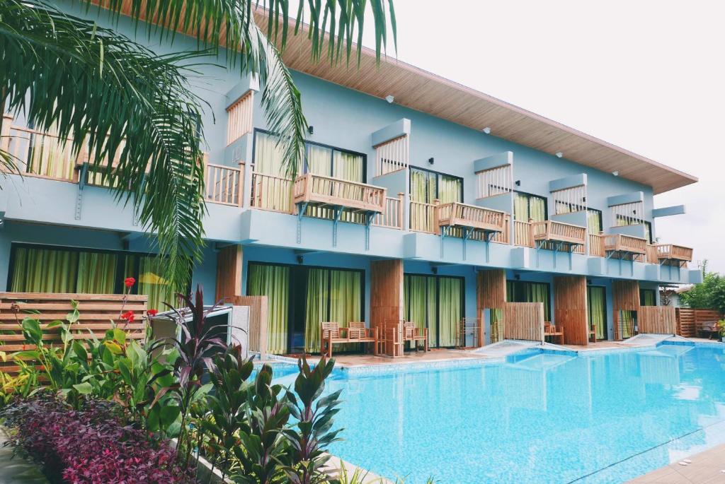 卡农佩斯度假村的大楼前设有游泳池的酒店