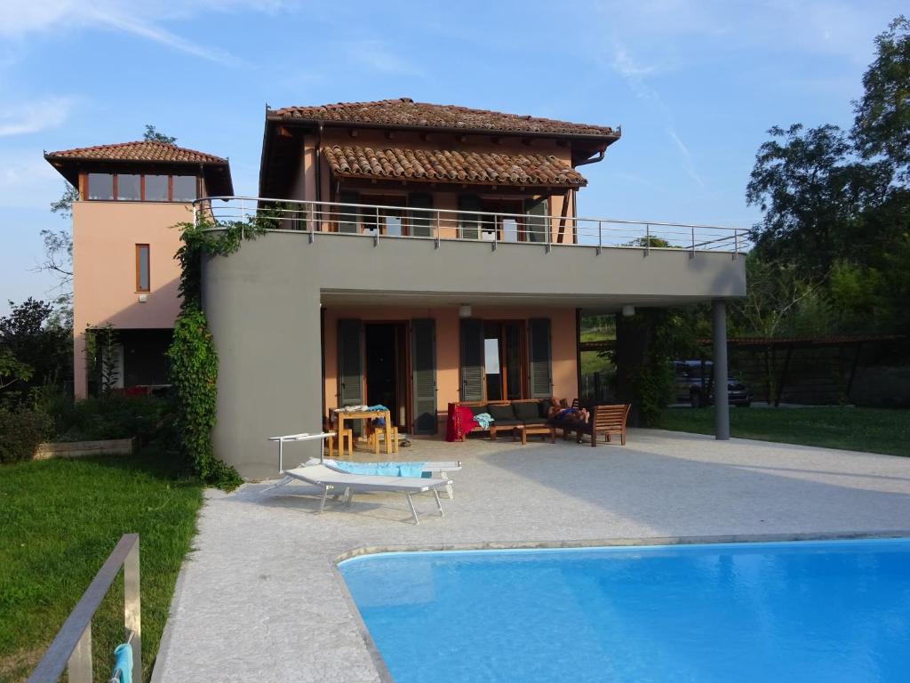 卡拉曼德拉纳Villa Architetti Piemonte, Beautiful 5 bedroom, six bathroom Private Villa with Infinity Pool and Bar, perfect for families的一座房子前面设有游泳池