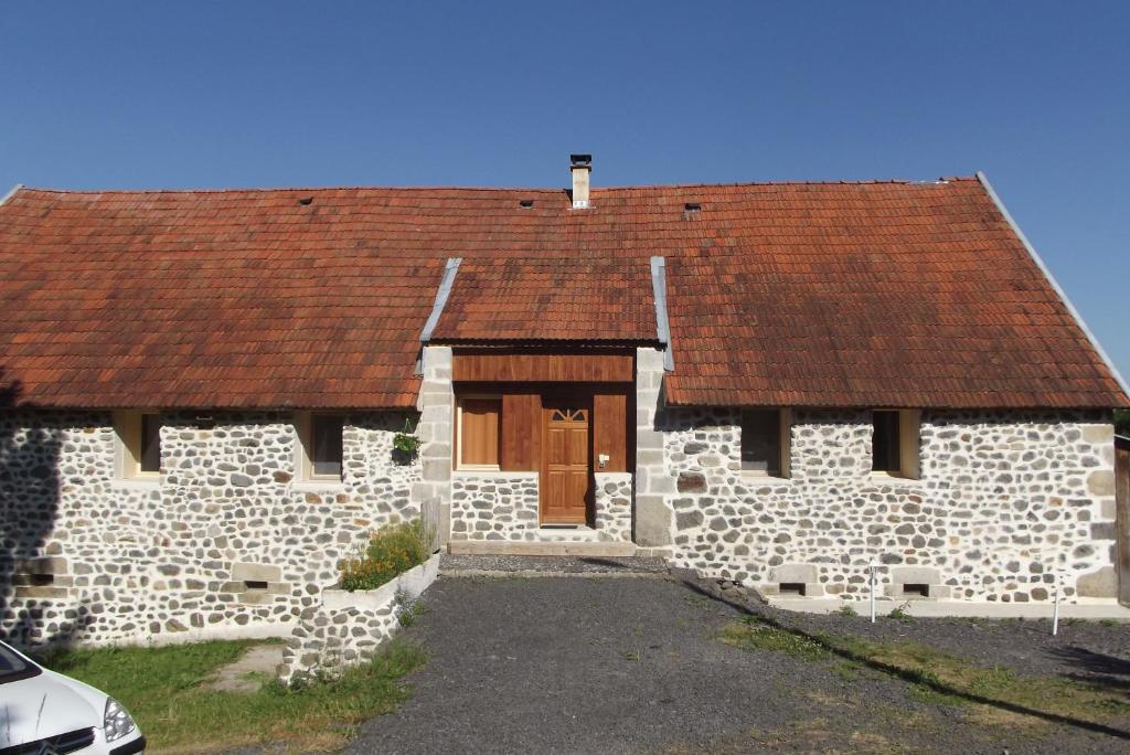 Champagnacle bon air est dans le pre的一间拥有棕色屋顶的石头房子
