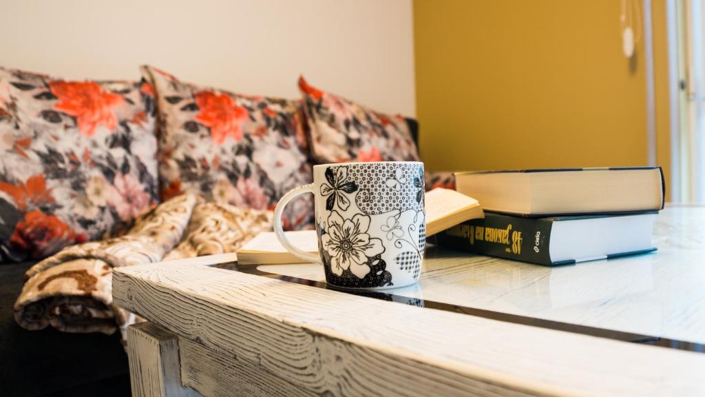 希萨里亚Nasred grada的坐在沙发旁边的桌子上的一个咖啡杯