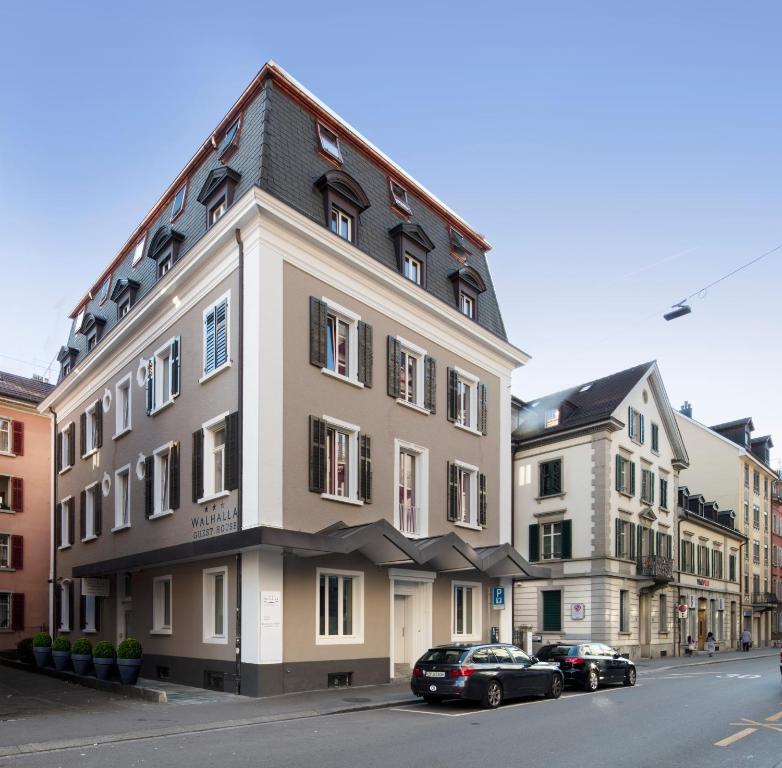 苏黎世Fred Guest House Zürich Hauptbahnhof的街道边的大建筑