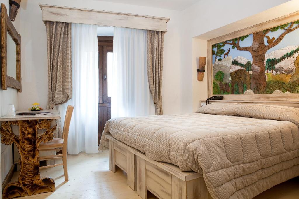 利维松多里博斯克街酒店的一间卧室设有一张床和一个大窗户