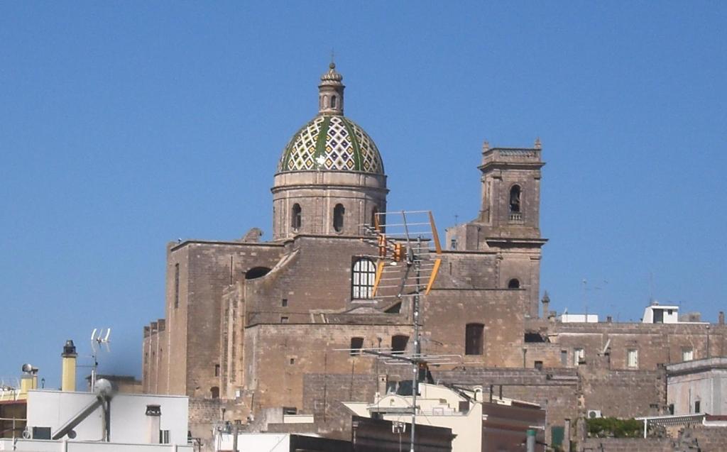 奥里亚Villino Monte San Michele的一座旧砖砌的建筑,上面有圆顶