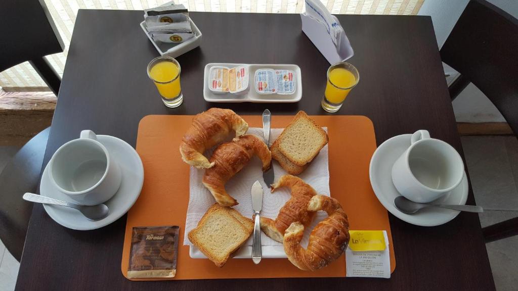 乌拉圭河畔康塞普西翁Antigua Fonda Hosteria的一张桌子,上面放着羊角面包和面包
