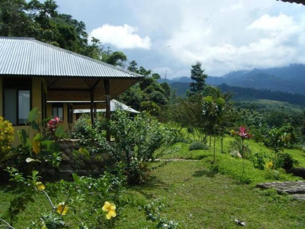 塔拉波托Cordillera Escalera Lodge的一座位于山上的别墅,享有花园的景色