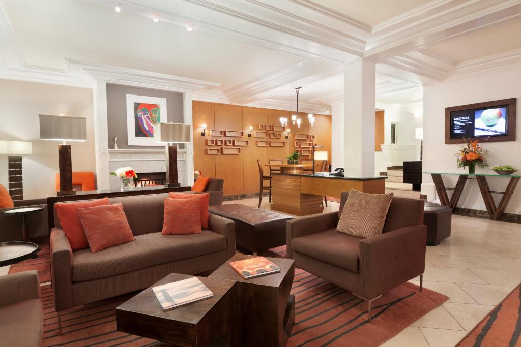 旧金山复古山庄行政酒店的客厅配有沙发、椅子和桌子