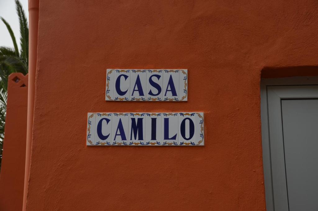 巴列埃尔莫索Casa Camilo的橙色墙边的街道标志