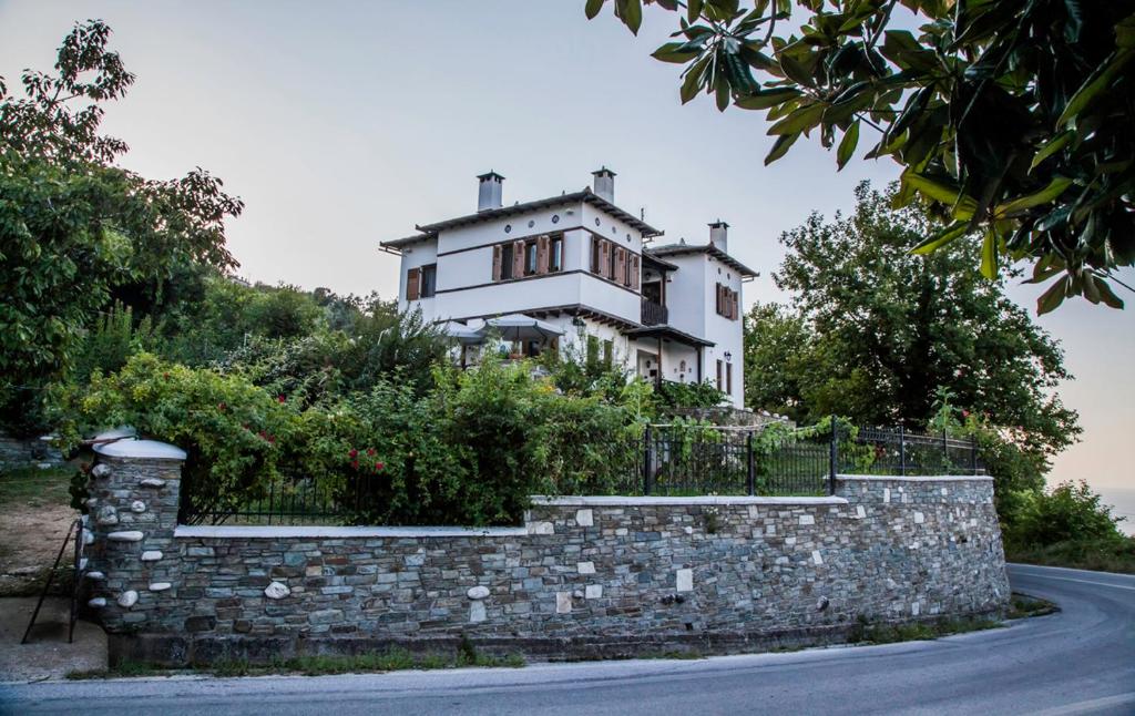 圣季米特里奥斯Pension Panos的山丘上一座石墙房子