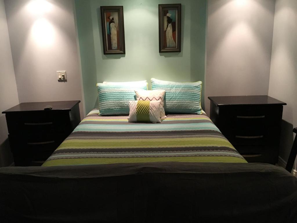 蒙特哥贝Anna's Joye Seawind - Freeport, Montego Bay的一间卧室配有带2个梳妆台和2个枕头的床