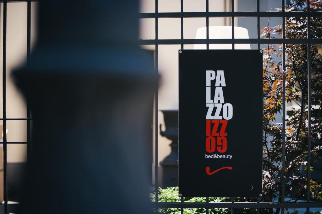 帕尔马Palazzo Gozzi Bed & Beauty的窗前的黑标志