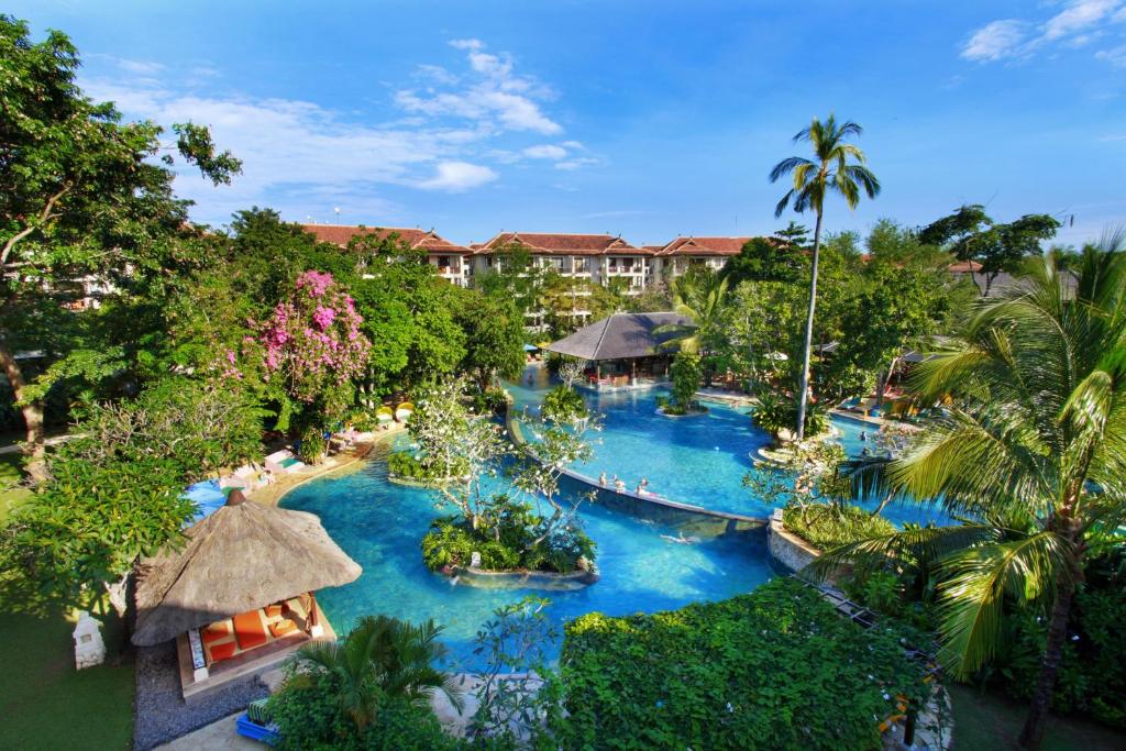 努沙杜瓦诺富特巴厘岛努莎杜瓦酒店的享有度假村游泳池的空中景致