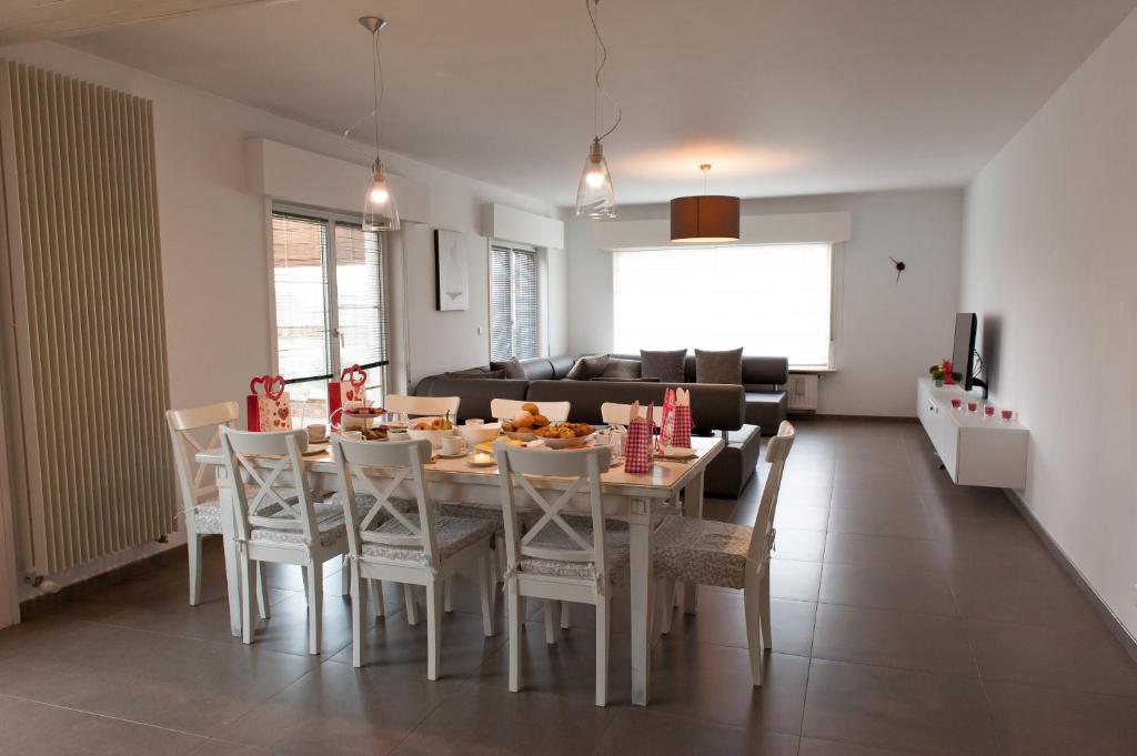 东代恩凯尔克De Witte Parel的厨房以及带桌椅的用餐室。