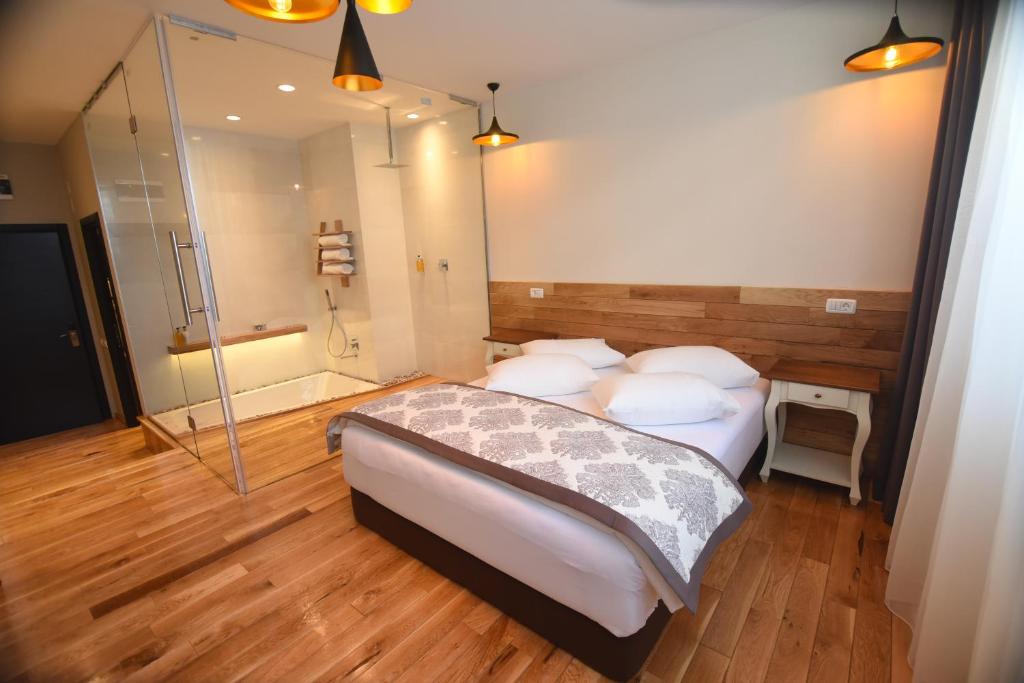 巴亚马雷欧罗巴酒店的一间卧室设有一张大床和淋浴