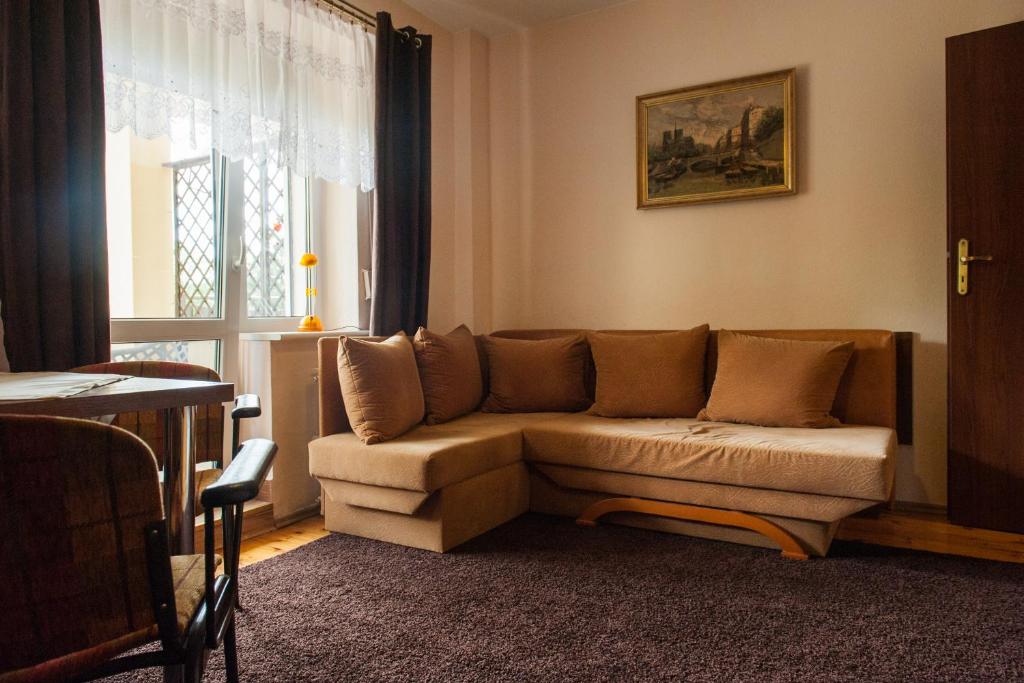 奥索瓦琥珀别墅酒店的带沙发和窗户的客厅