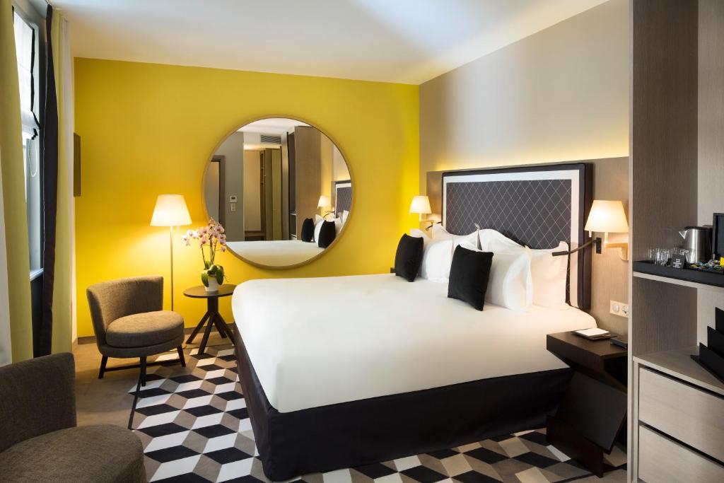 斯特拉斯堡十五号精品酒店 的酒店客房,配有床和镜子