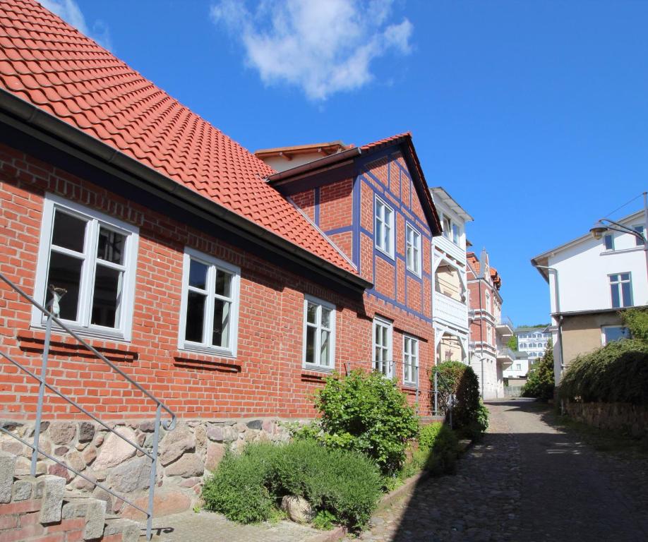 萨斯尼茨苏姆斯坦沃格特公寓的街上有红屋顶的砖房