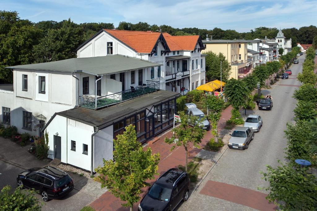 格拉尔-米里茨Haus Grahl的享有街道上房屋和汽车的空中景致