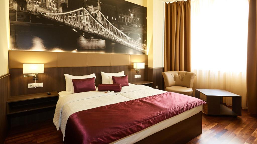 布达佩斯西瓦依12号酒店的酒店客房,配有一张床和一张桥的照片