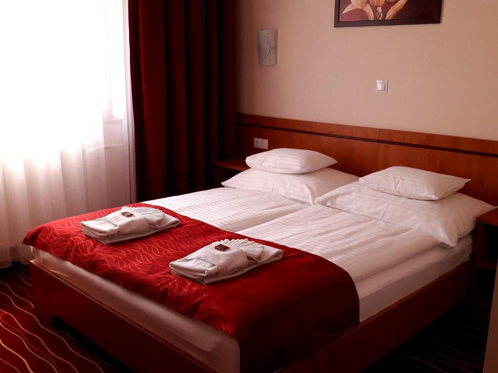 布达佩斯黛安娜俱乐部酒店的酒店客房,配有带毛巾的床