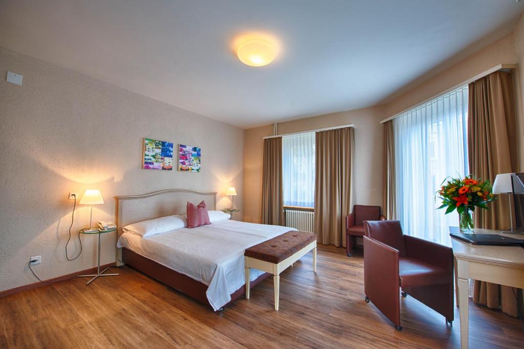 苏黎世诺伊菲尔德酒店的配有一张床和一张书桌的酒店客房