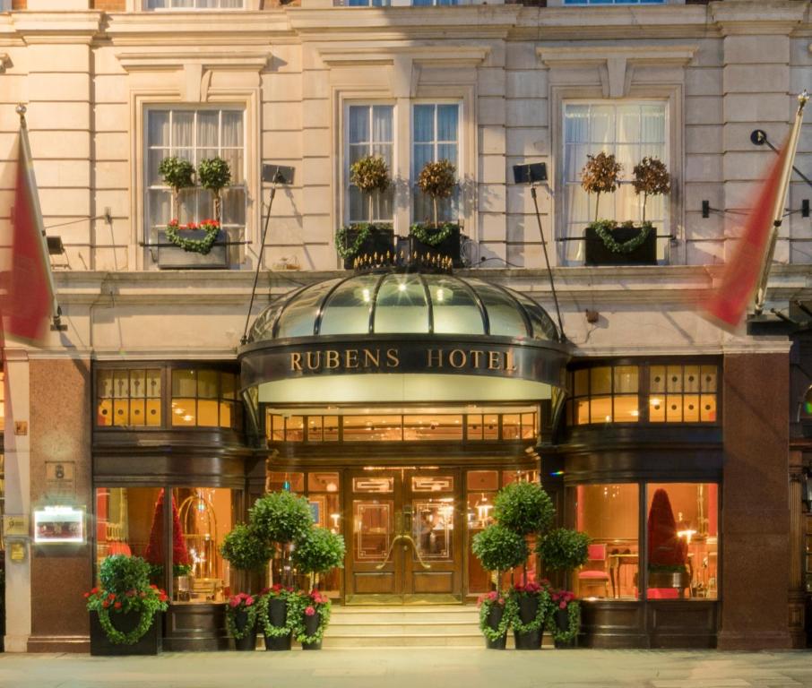 伦敦红色康乃馨皇宫中的鲁本斯酒店的城市街道上一家抽奖饭店前面的商店