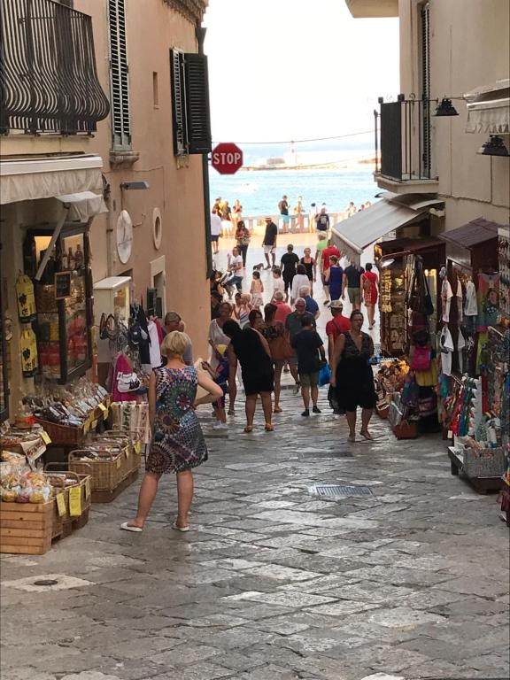 Sogliano Cavour圣塔卢西亚B&B酒店的一群人穿过海滩上的市场