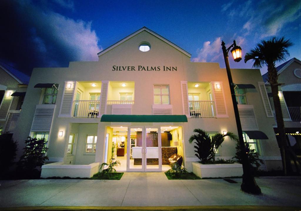 基韦斯特银色棕榈树酒店的一座建筑,上面有读银棕榈的标志