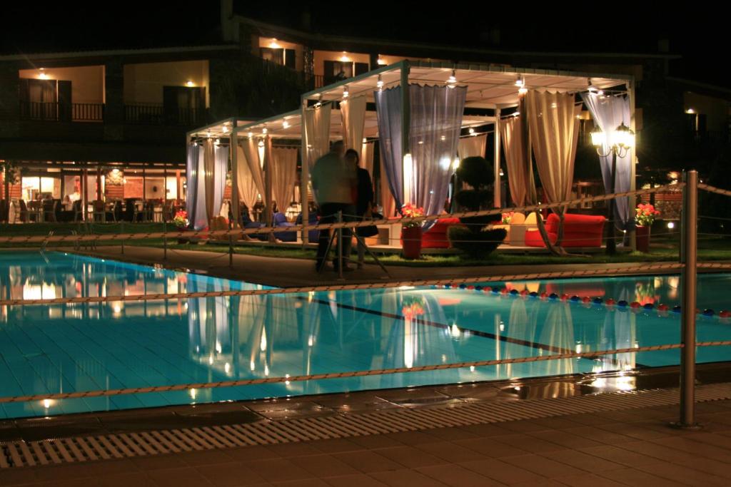 克桑西小木屋酒店的夜间在酒店前的游泳池