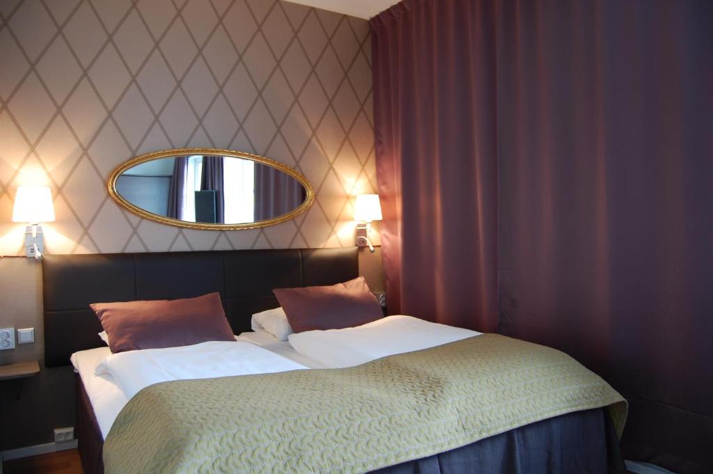 波多Thon PartnerHotel Skagen的卧室配有两张床,墙上装有镜子