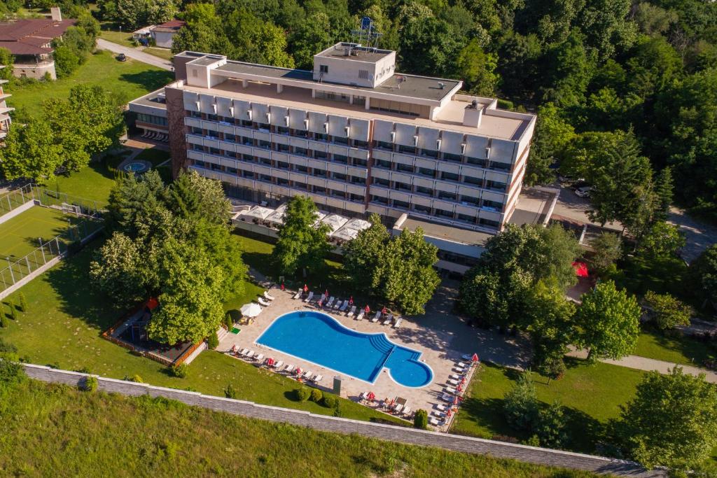 希萨里亚萨纳Spa酒店的享有带游泳池的建筑的空中景致