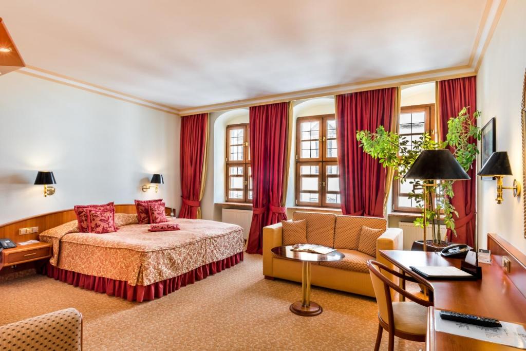 德累斯顿罗曼蒂克布洛住所酒店的配有一张床和一张书桌的酒店客房