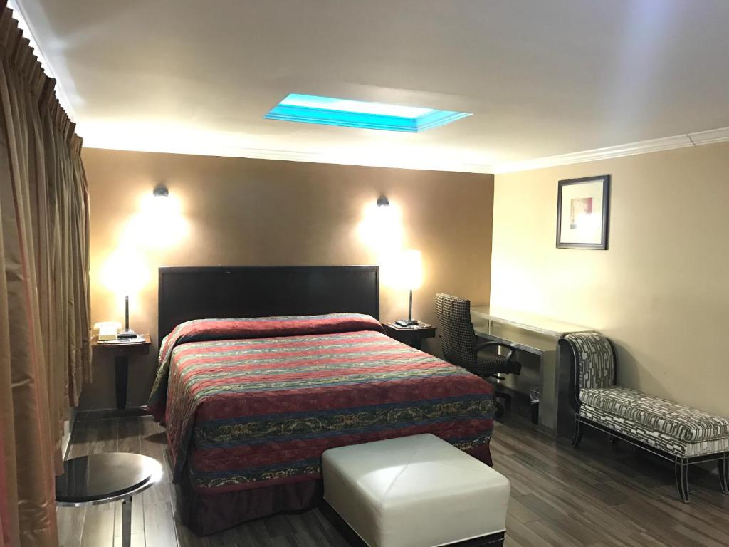 奥兰治天空棕榈汽车旅馆 - 橙色的酒店客房,配有床和蓝色的灯光