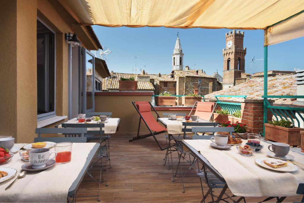皮恩扎拉贝拉维塔住宿加早餐旅馆的阳台配有桌椅,享有城市美景。
