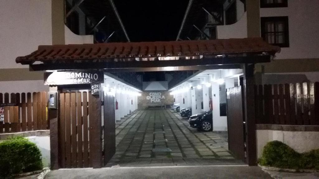 卡波布里奥CASA PERO CABO FRIO a 60 Metros da praia的夜间进入大楼