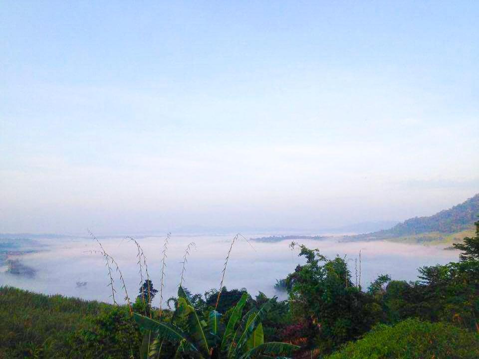 考科谭诺姆拉克度假村的从山谷中雾 ⁇ 的山顶上欣赏风景
