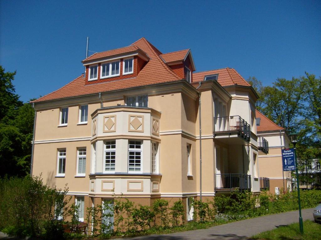 格拉尔-米里茨Haus Bucheneck的红色屋顶的大型黄色房屋