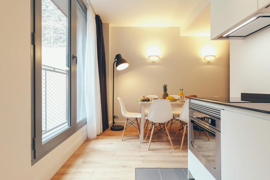 波尔多Appartement T4 Le Courbin的厨房以及带桌椅的用餐室。