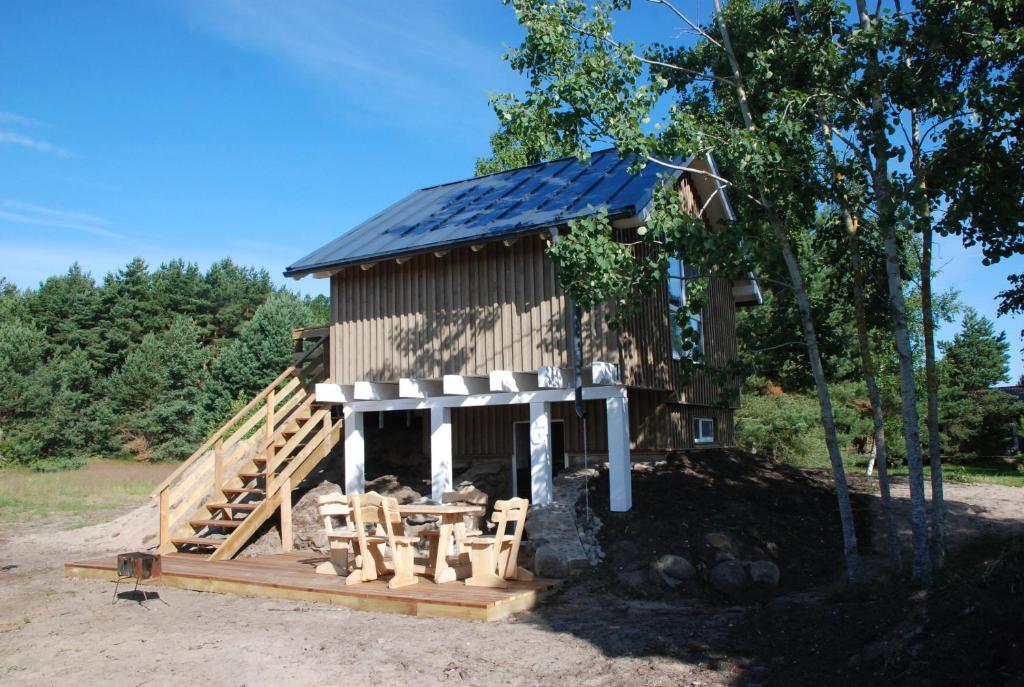 帕普帕普罗加斯山林小屋的小屋设有门廊和太阳能屋顶