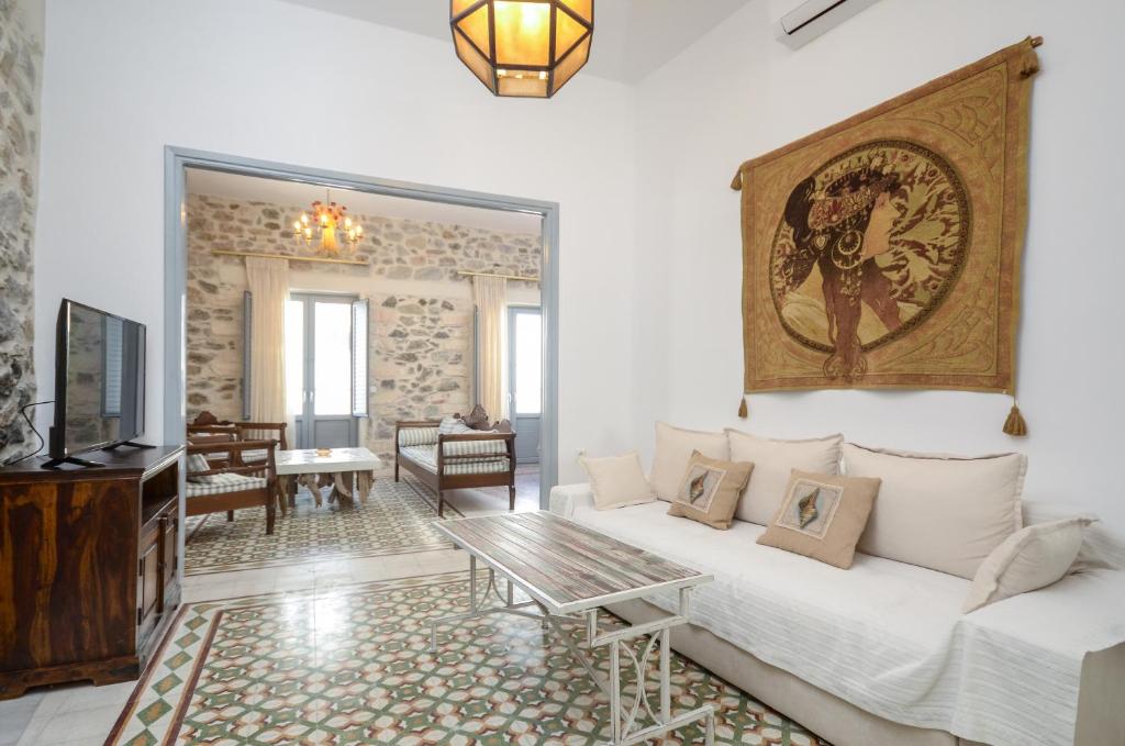 纳克索乔拉Naxos Center Houses的客厅配有白色沙发和电视