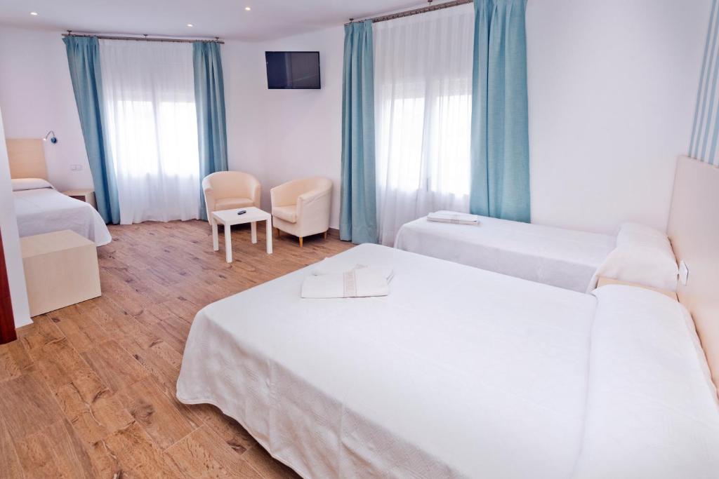 皮内达德马尔梅尔切酒店的酒店客房,配有两张床和两把椅子
