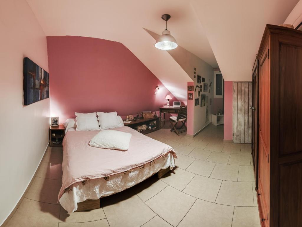 圣勒Chambre d'Hôte Ti coin Tranquille的一间卧室设有一张床和红色的墙壁