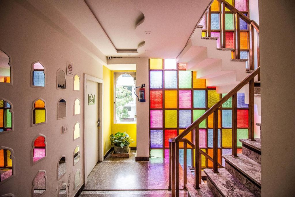 阿格拉胡子阿格拉旅舍的一座房子里带彩色彩色玻璃窗的楼梯