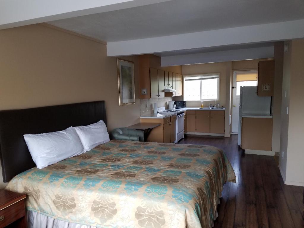 克拉马斯福尔斯Townhouse Inn & Suites的酒店客房带一张床和一个厨房
