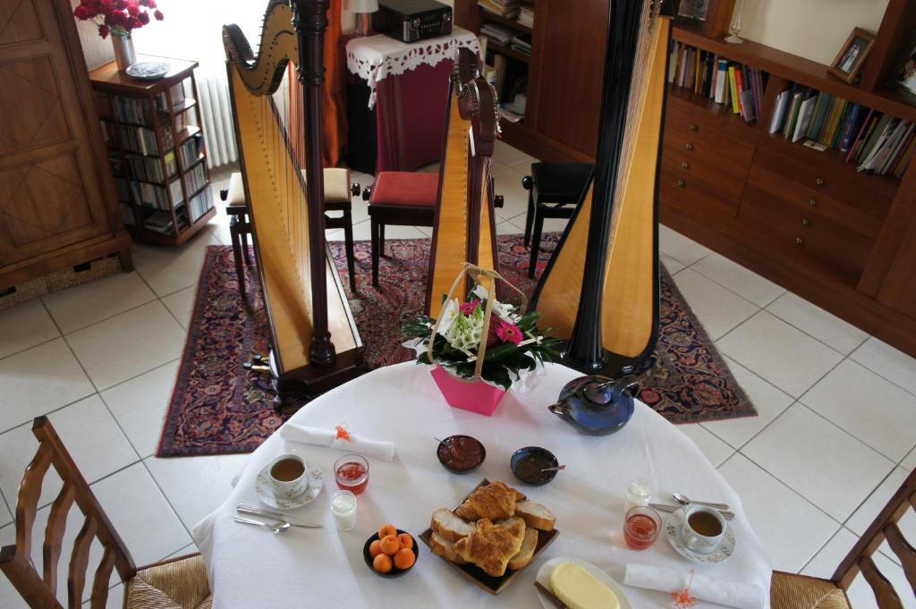 Saint-Mars-la-Jaille阿皮斯特客房旅馆的一张桌子上放着一盘食物
