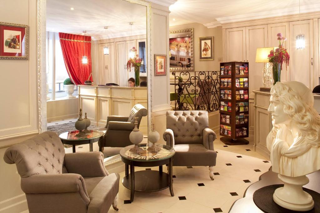 巴黎喜剧酒店的一个带椅子的沙龙和房间里一片灌木丛
