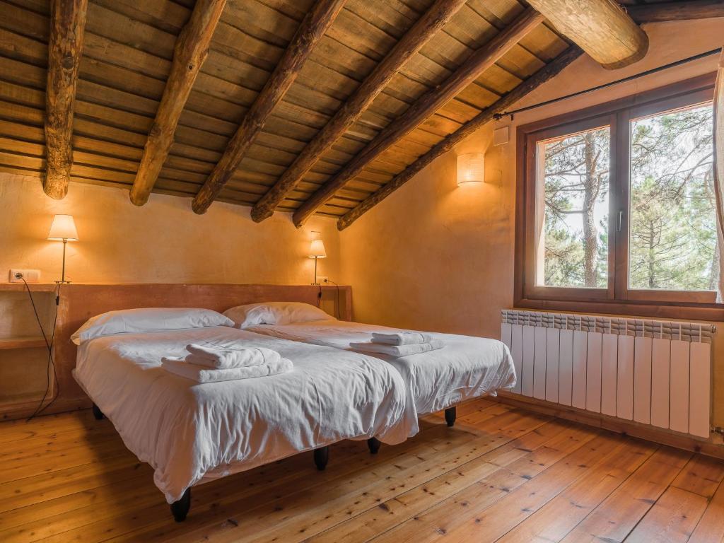 埃尔阿雷纳尔Lo Alto的一间卧室设有一张床和一个大窗户