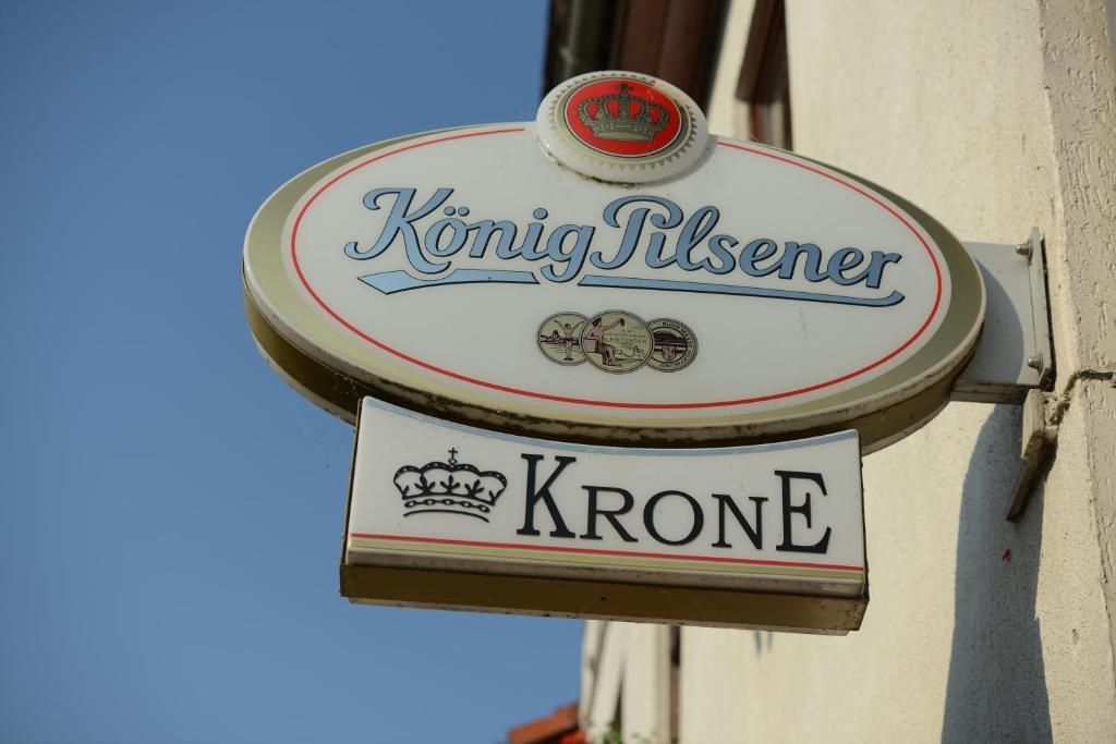 IchtershausenLandgasthof & Hotel KRONE Eischleben的一只捕虾者边的标志